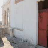L'ingresso principale � costituito da una porta rossa in metallo